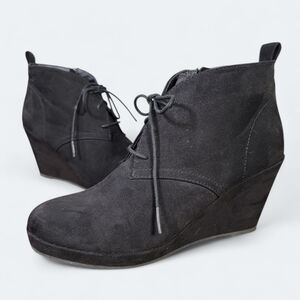 DV Dolce Vita Black Wedge Ankle Boots Women's Size 8 Faux Suede Lace Up Comfy